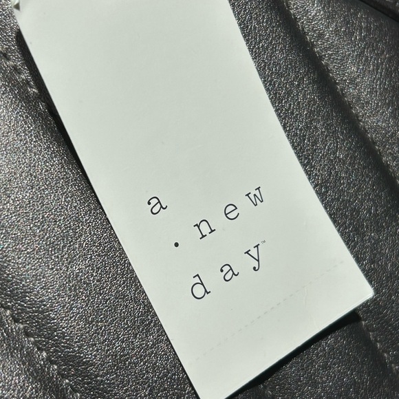 NWT A new day boxy gray metallic quilted purse crossbody bag - Picture 4 of 8